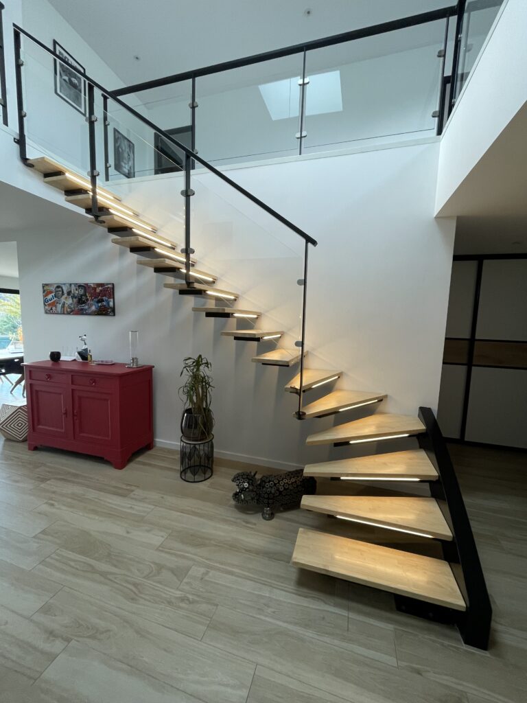 Menuiserie métallique intérieure associée à un projet d’escalier