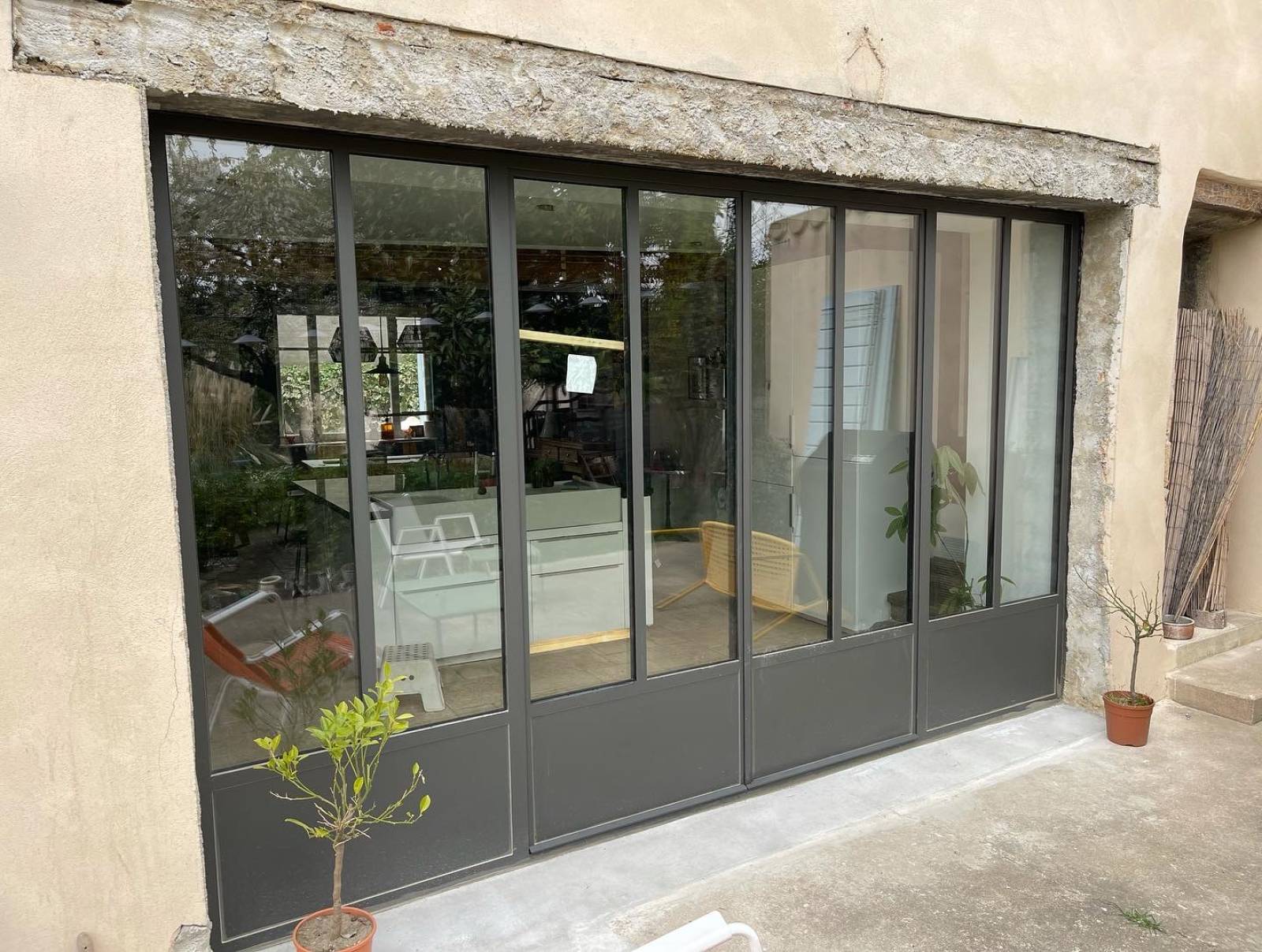 Détail intérieur associant métal, verre et lignes fines