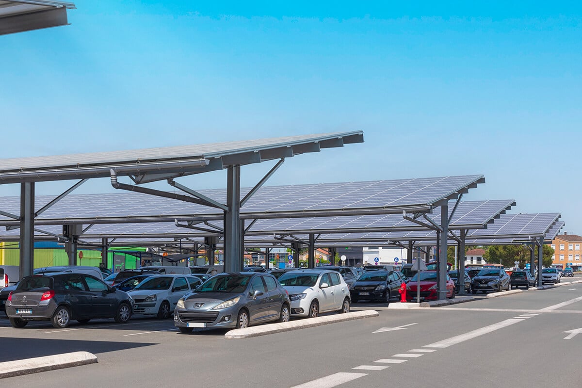 Ombrière photovoltaïque sur parking avec structure métallique